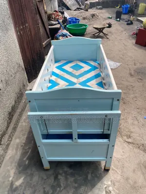 Lit a Bébé a Vendre en Bonne État 30000f
