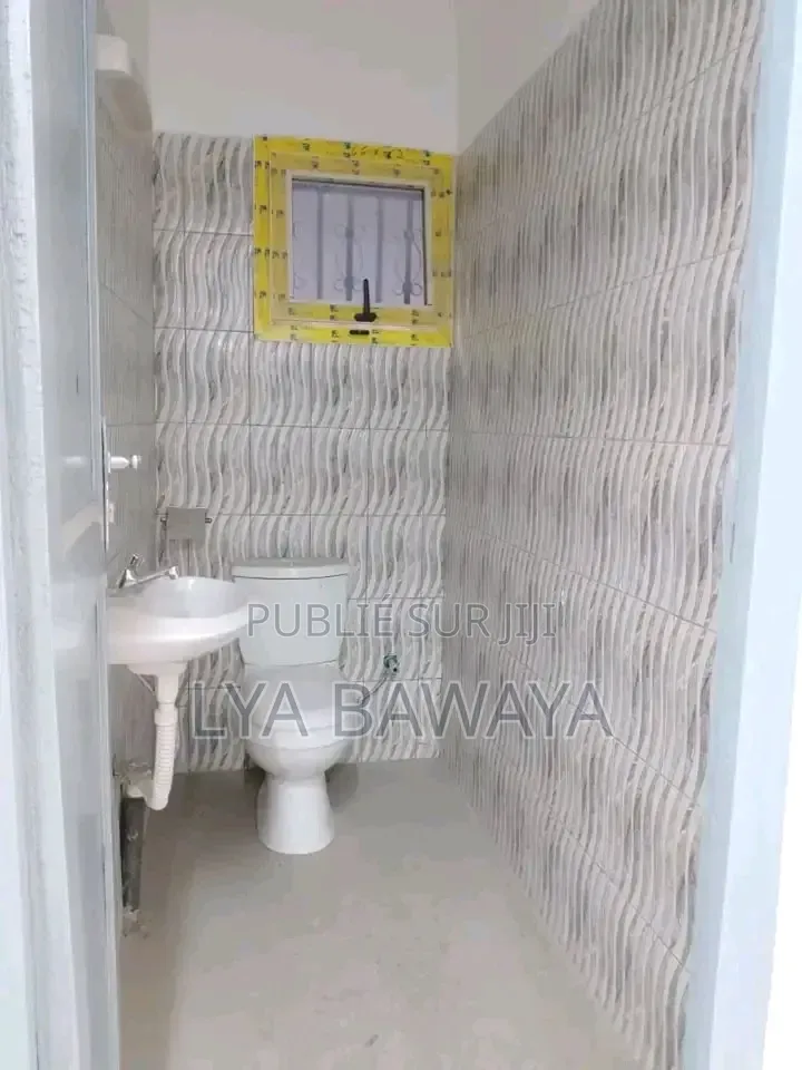 2chbre Maison de ville/terrasse dans Mpita Pnr / Aps, Lumumba à Vendre
