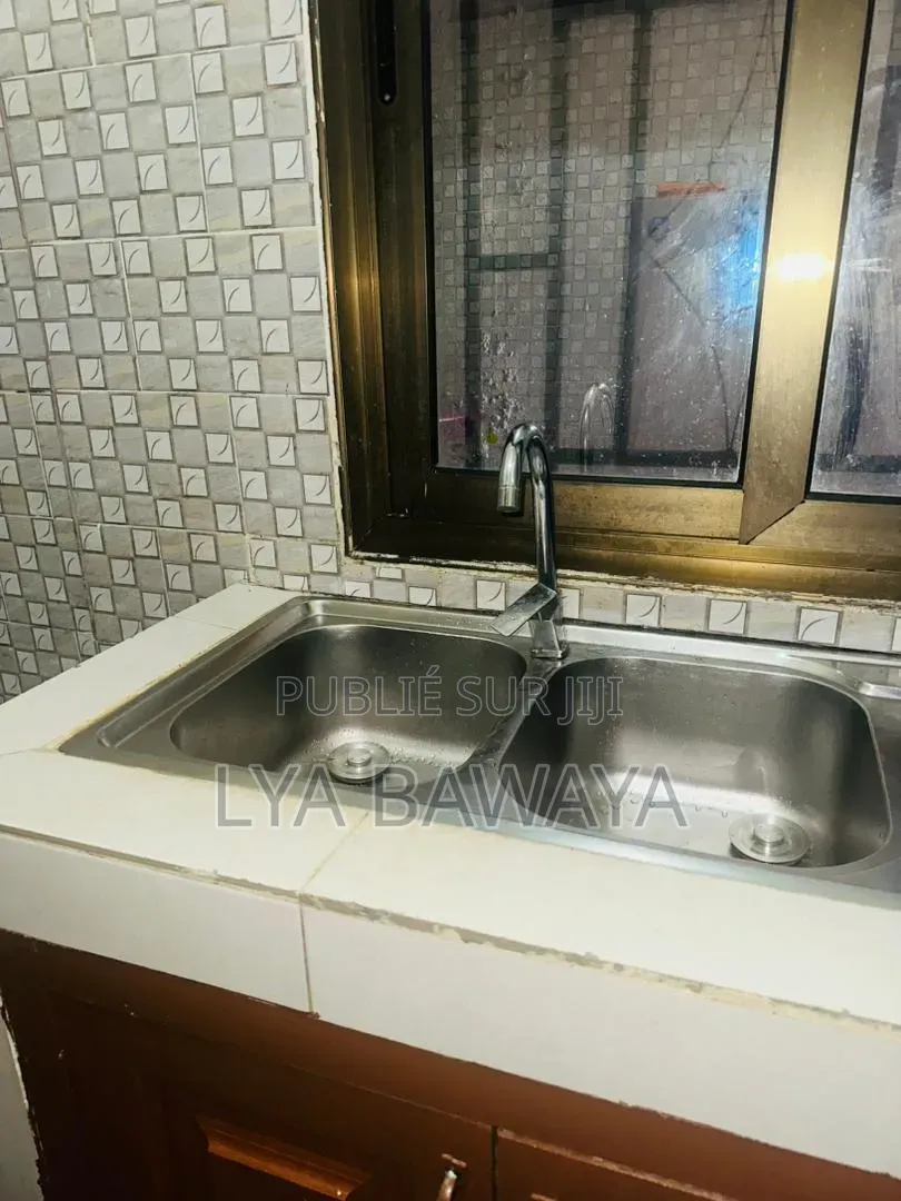 2chbre Maison de ville/terrasse dans Mpita Pnr / Aps, Lumumba à Vendre