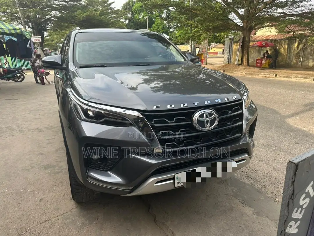 Toyota Fortuner 2.4 D RWD 2023 Noir