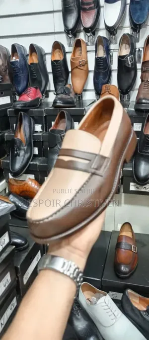 Chaussure Neuve Disponible À Partir De 30000f