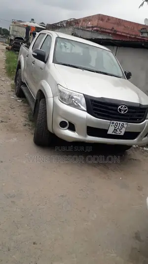 Toyota Hilux 2.5 D-4D 4X4 SRX 2011 Gris