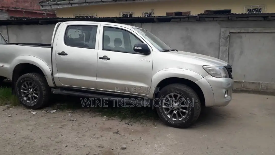 Toyota Hilux 2.5 D-4D 4X4 SRX 2011 Gris