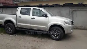 Toyota Hilux 2.5 D-4D 4X4 SRX 2011 Gris