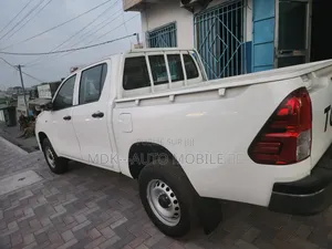 Toyota Hilux 2025 Blanc cassé