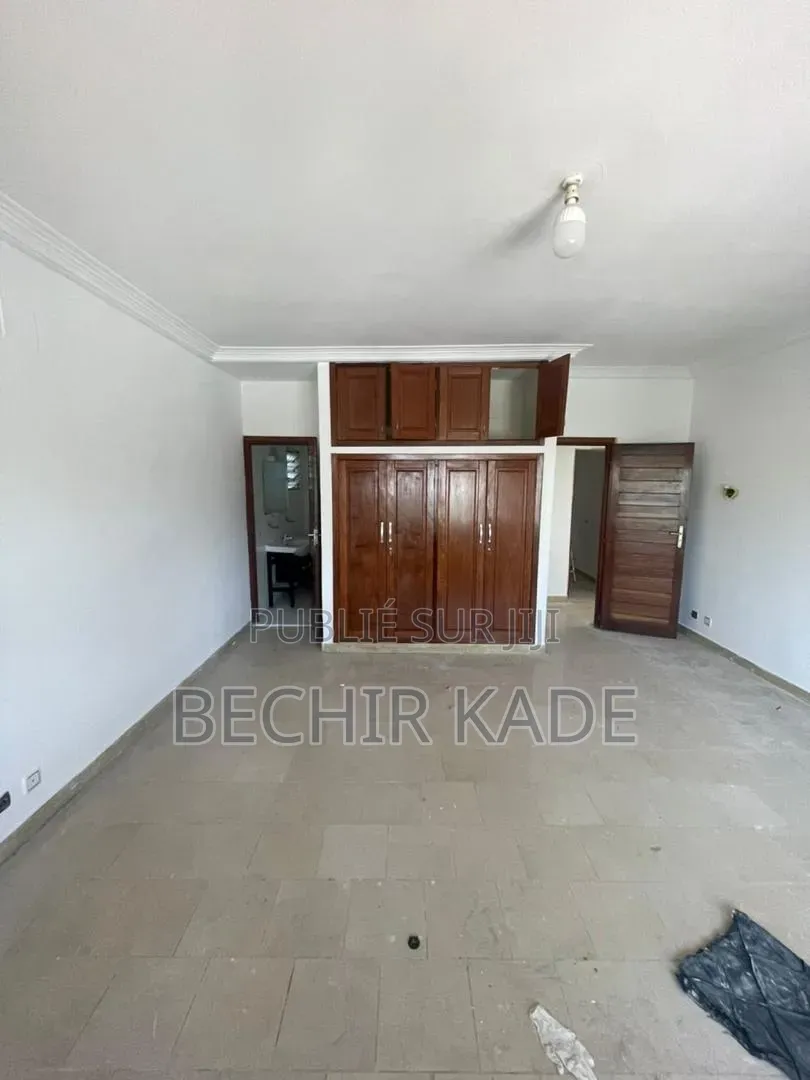 8chbre Maison dans Bechir, Lumumba à Vendre