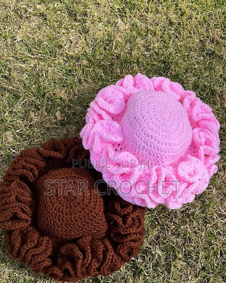 Chapeau en Crochet Avec Froufrous