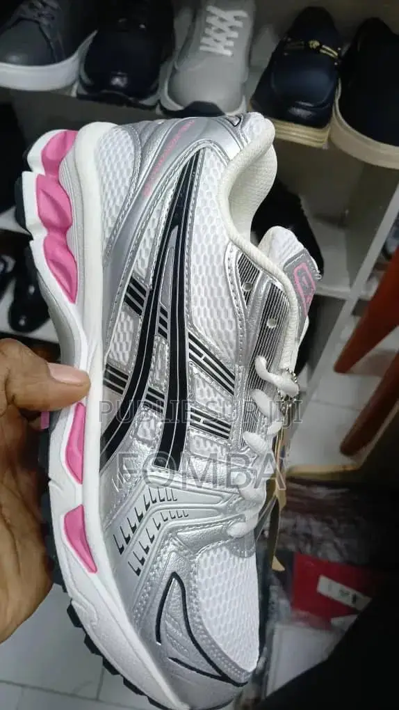 Basket Asics Gel De Couleur Blanche À 18000