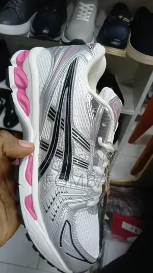 Basket Asics Gel De Couleur Blanche À 18000