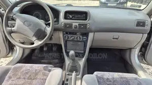 Toyota Corolla Hatchback 2000 Gris