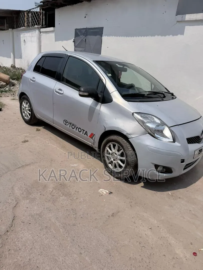 Toyota Yaris 2024 Gris