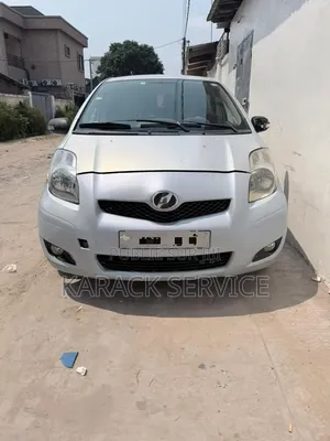 Toyota Yaris 2024 Gris