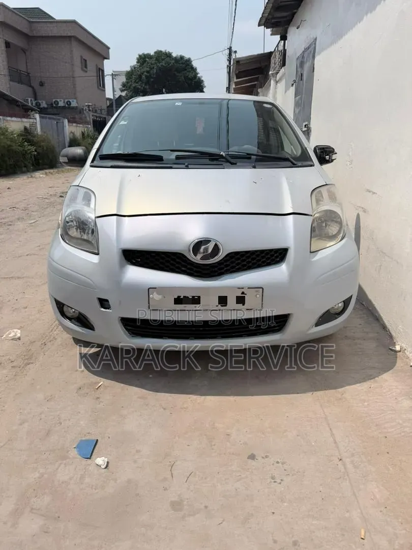 Toyota Yaris 2024 Gris