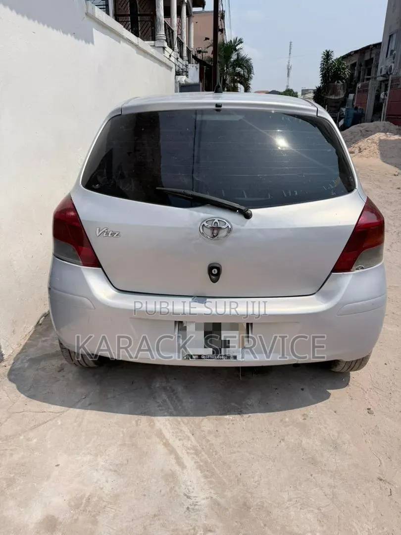 Toyota Yaris 2024 Gris