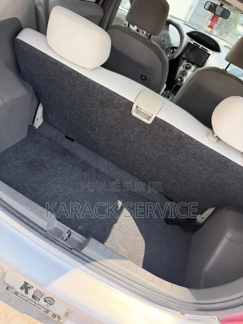 Toyota Yaris 2024 Gris