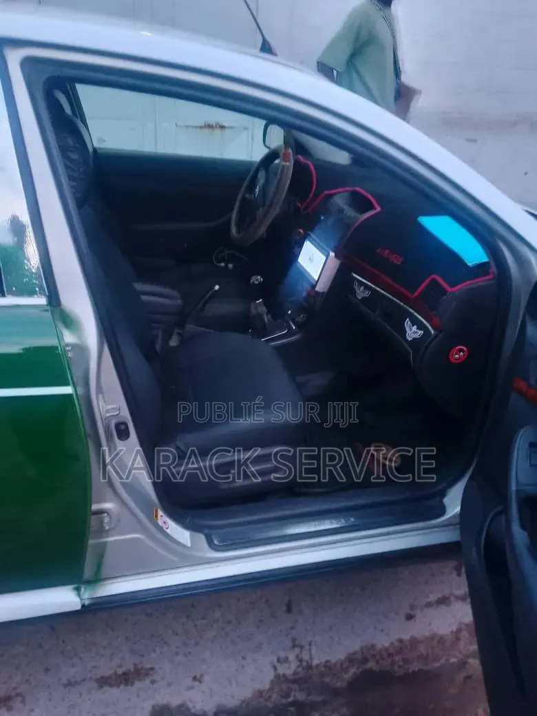 Toyota Avensis Verso 2010 Vert