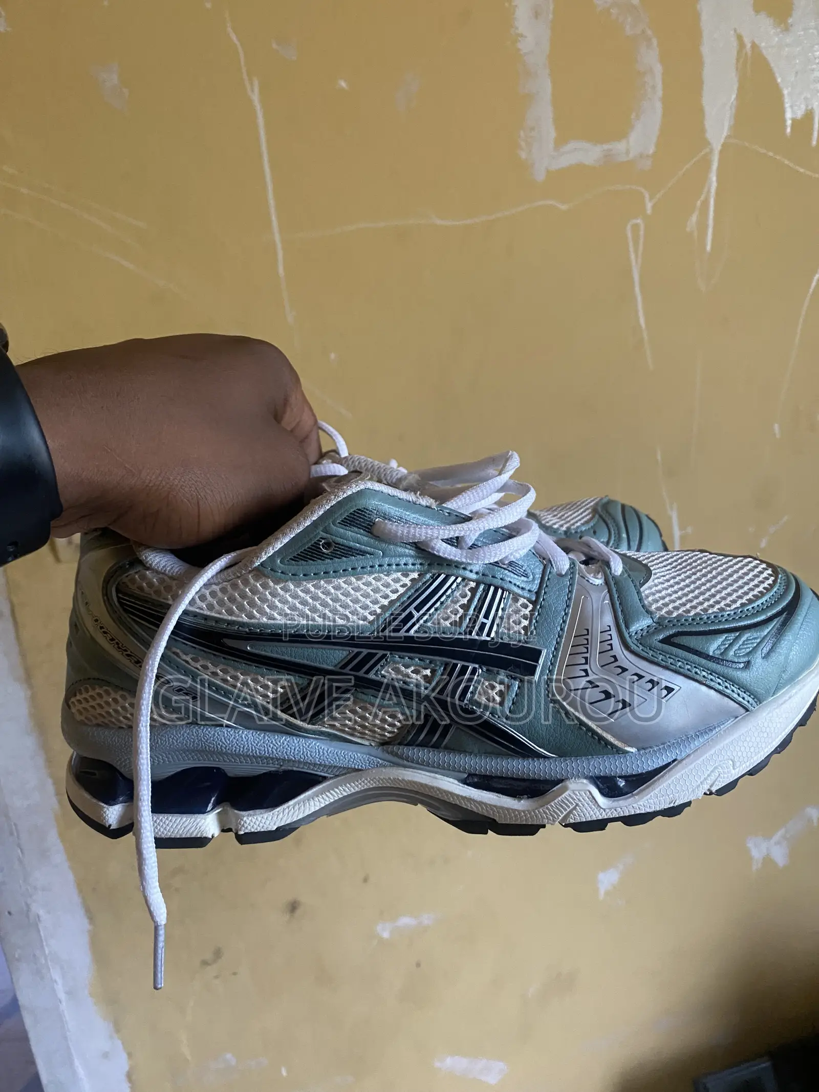 Paire De Baskets Asics