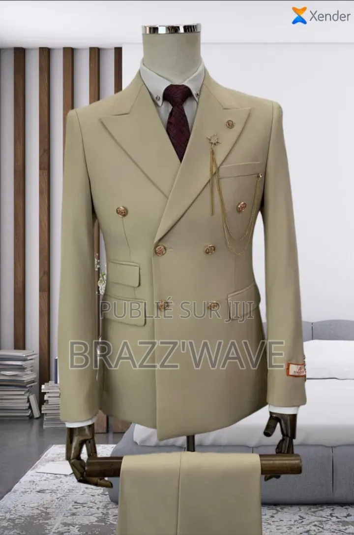 Costume Croisé Beige À Boutons Dorés