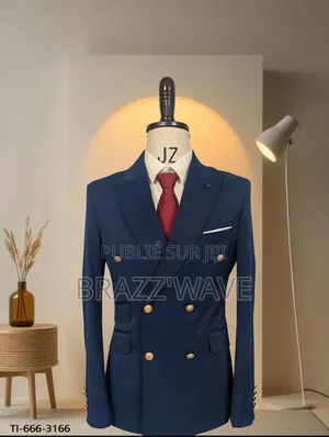 Costume Bleu Marine À Double Boutonnage
