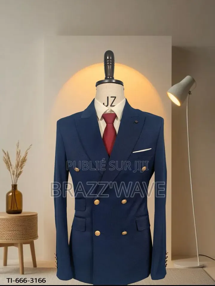 Costume Bleu Marine À Double Boutonnage