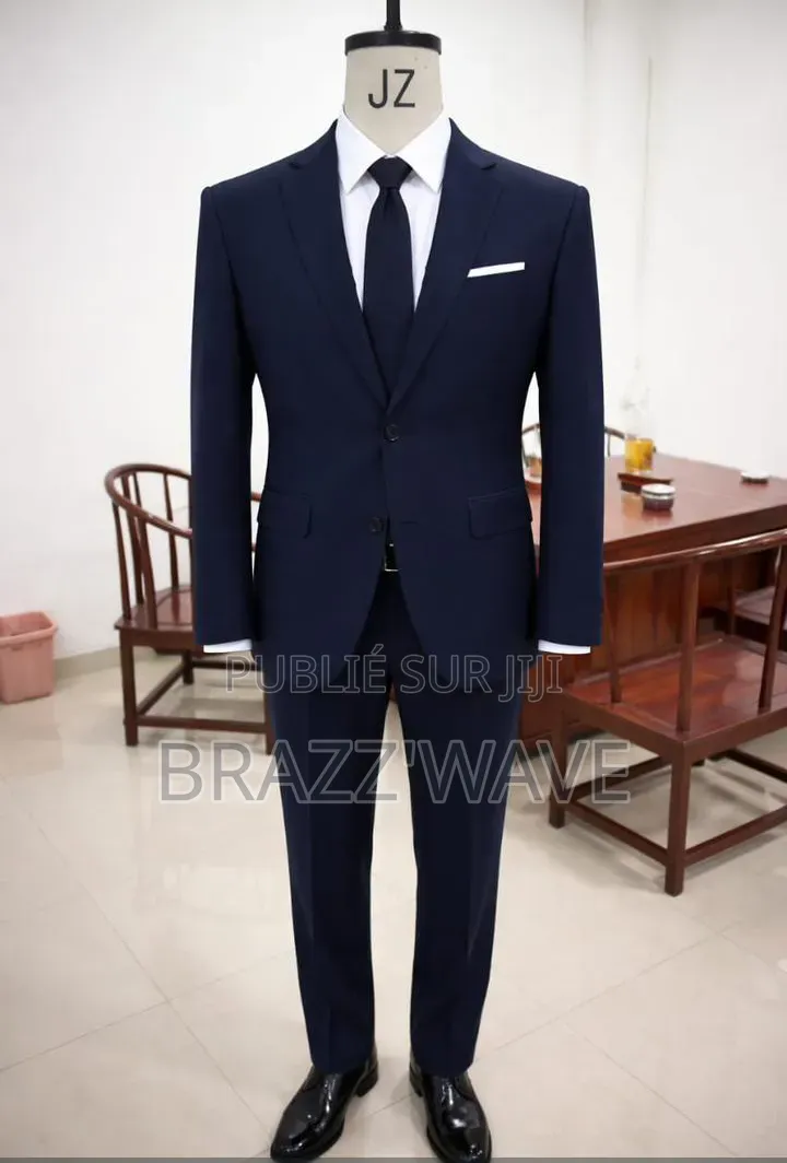 Costume De Ville Bleu Marine Élégant