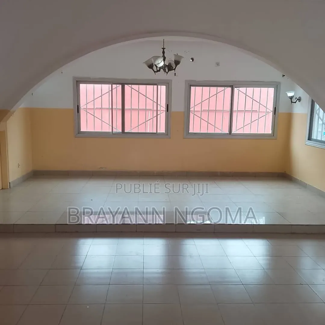 3chbre Villa dans Brayann Ngoma, Loandjili à Vendre
