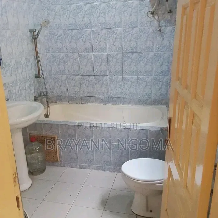 3chbre Villa dans Brayann Ngoma, Loandjili à Vendre