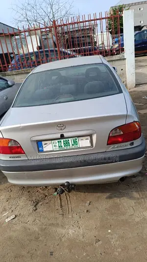 Toyota Avensis 1.6 VVT-i 2000 Gris
