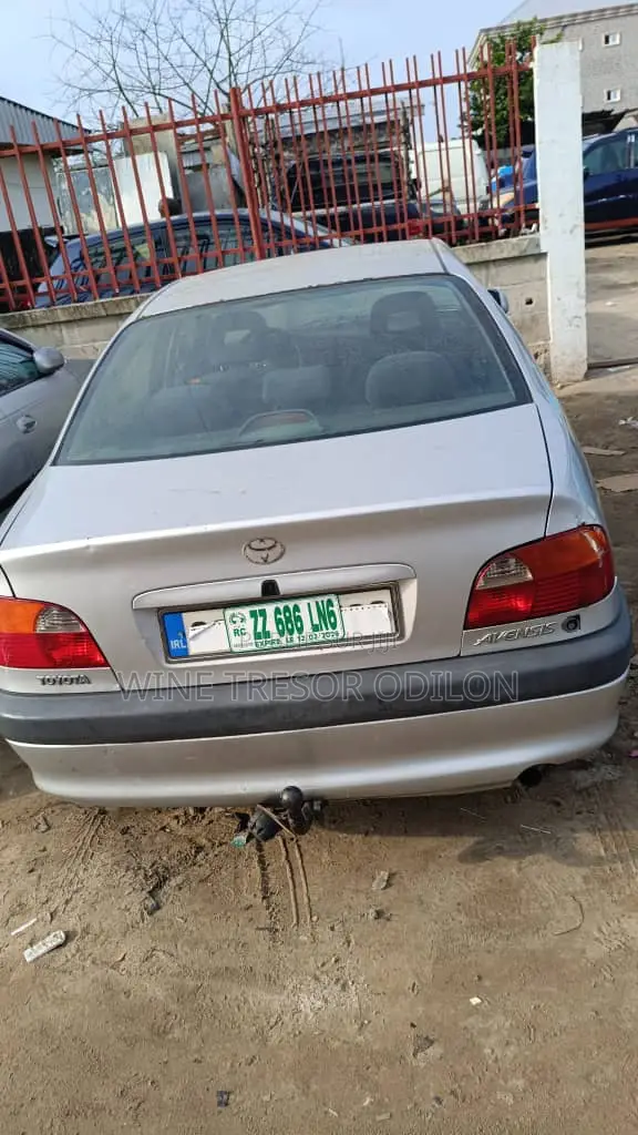 Toyota Avensis 1.6 VVT-i 2000 Gris
