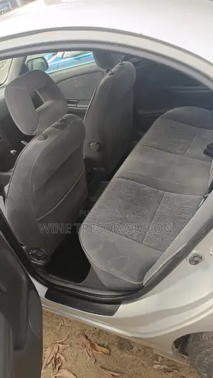 Toyota Avensis 1.6 VVT-i 2000 Gris