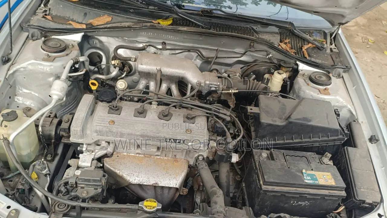 Toyota Avensis 1.6 VVT-i 2000 Gris