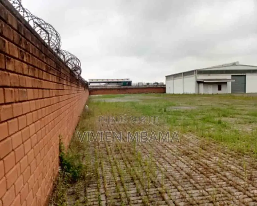 Domaine De 24 Parcelles Jumelees