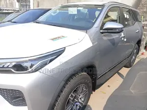 Nouveau Toyota Fortuner 2025 Gris