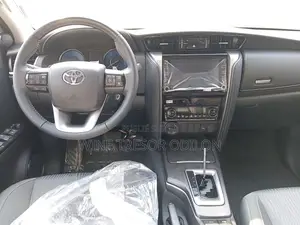 Nouveau Toyota Fortuner 2025 Gris