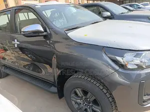 Nouveau Toyota Hilux 2025 Gris