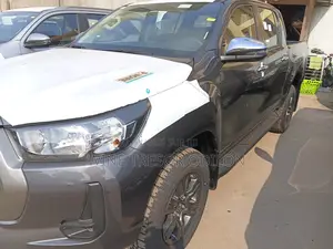 Nouveau Toyota Hilux 2025 Gris