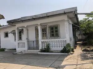 3chbre Maison dans Mr Blaise, Lumumba à Louer
