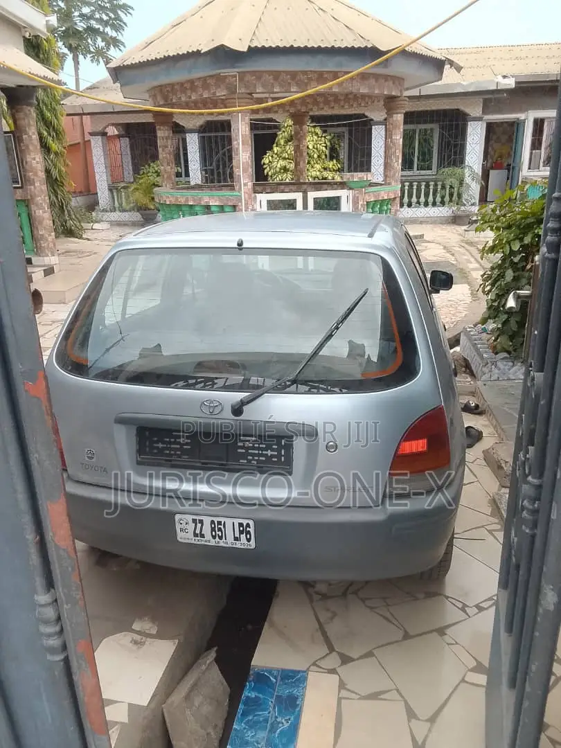 Toyota Starlet 2000 Gris