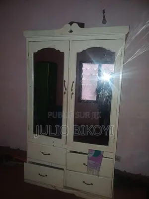 Garde-Linge en Bois À Vendre, en Très Bon État. Prix Intéressant.