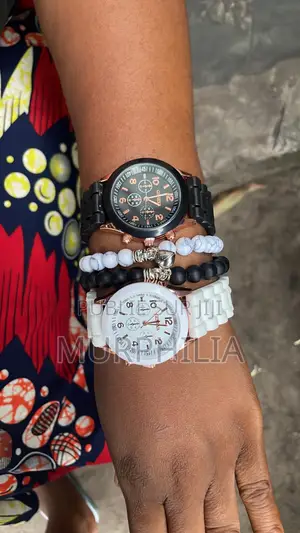 Montre Élégante + Bracelets Assortis – Neuf – 7 500 Fcfa