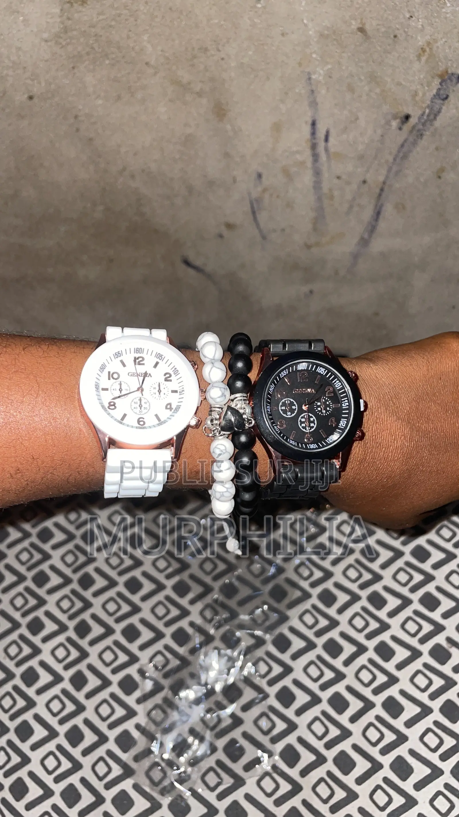 Montre Élégante + Bracelets Assortis – Neuf – 7 500 Fcfa