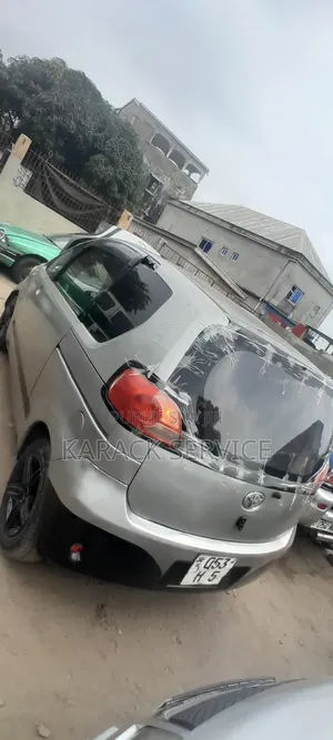 Toyota Porte 2017 Gris
