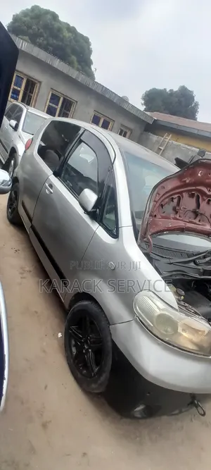 Toyota Porte 2017 Gris