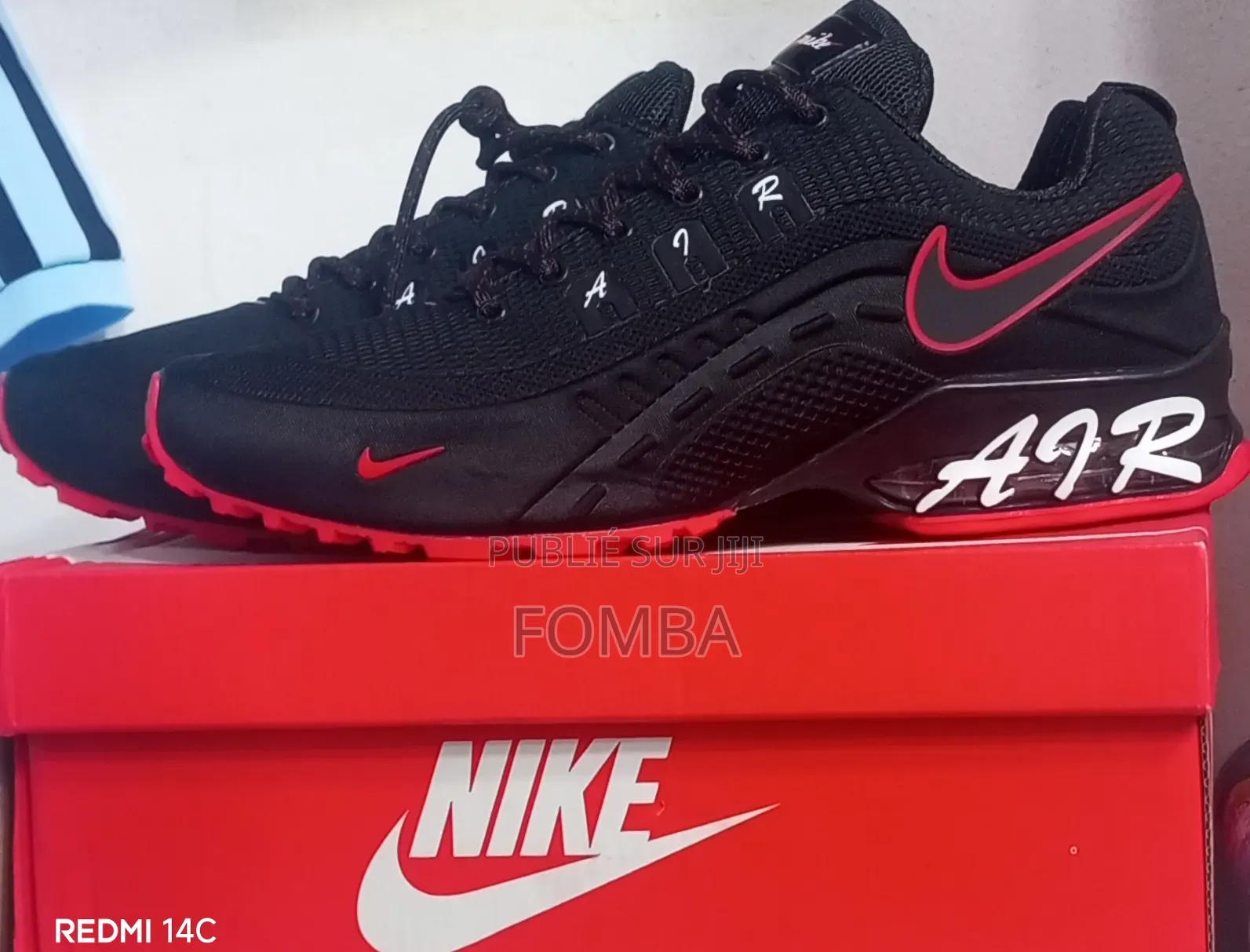 Basket Nike Avec Carton De Couleur Noir Rouge À 35000 À Discuter