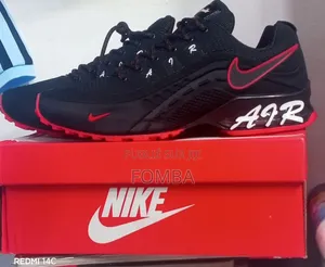Basket Nike Avec Carton De Couleur Noir Rouge À 35000 À Discuter