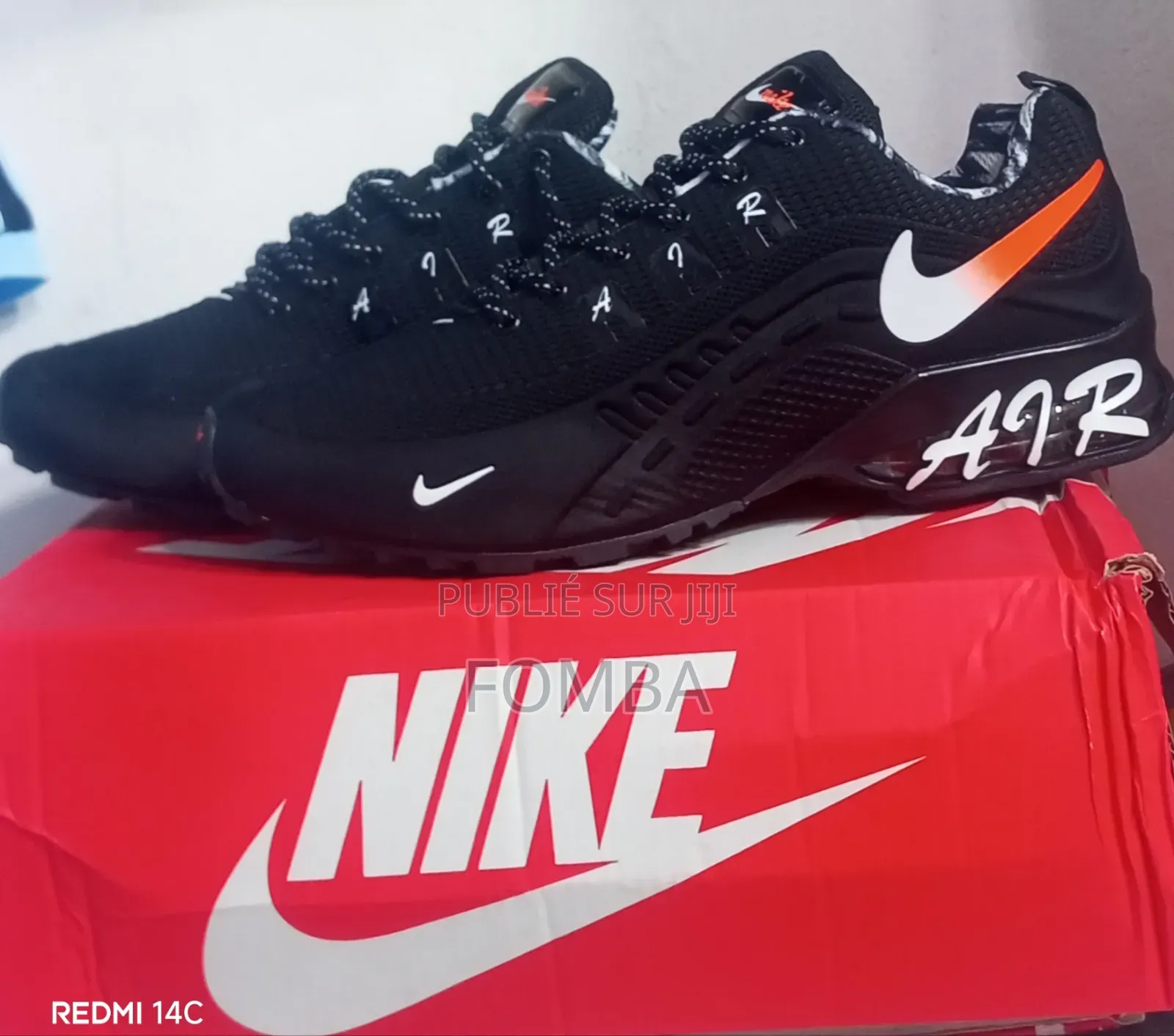 Basket Air Nike De Couleur Noir À 35000 À Discuter
