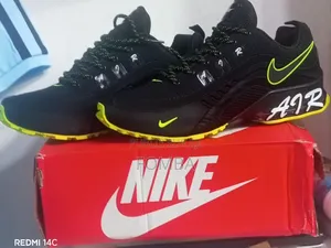 Basket Air Nike De Couleur Noir Vert Dans Le Carton À 35000 À Débattre