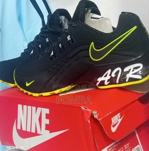 Basket Air Nike De Couleur Noir Vert Dans Le Carton À 35000 À Débattre