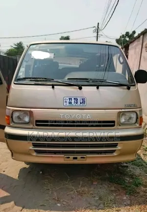 Toyota HiAce 2023 Jaune