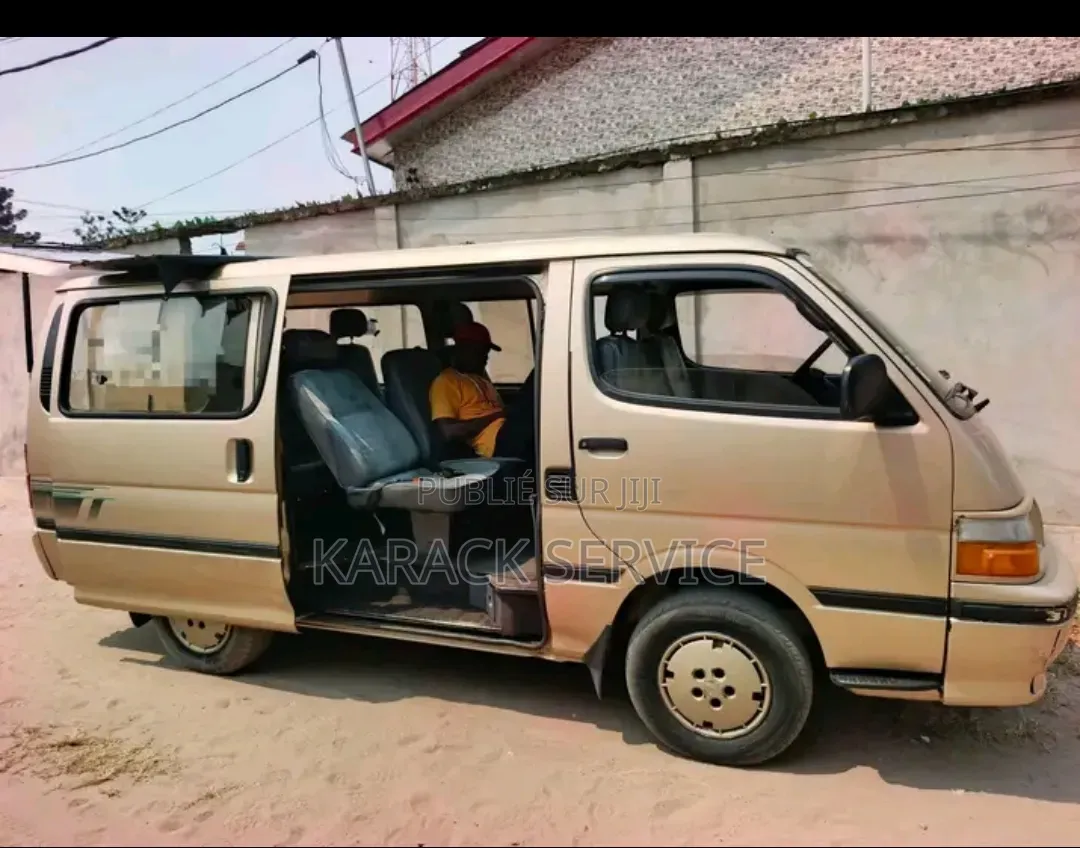Toyota HiAce 2023 Jaune